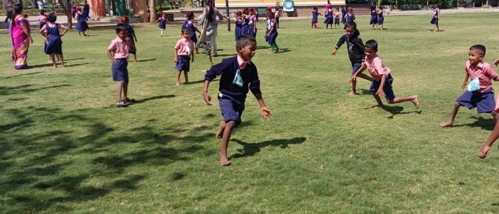 Children-enjoying-annual-fi